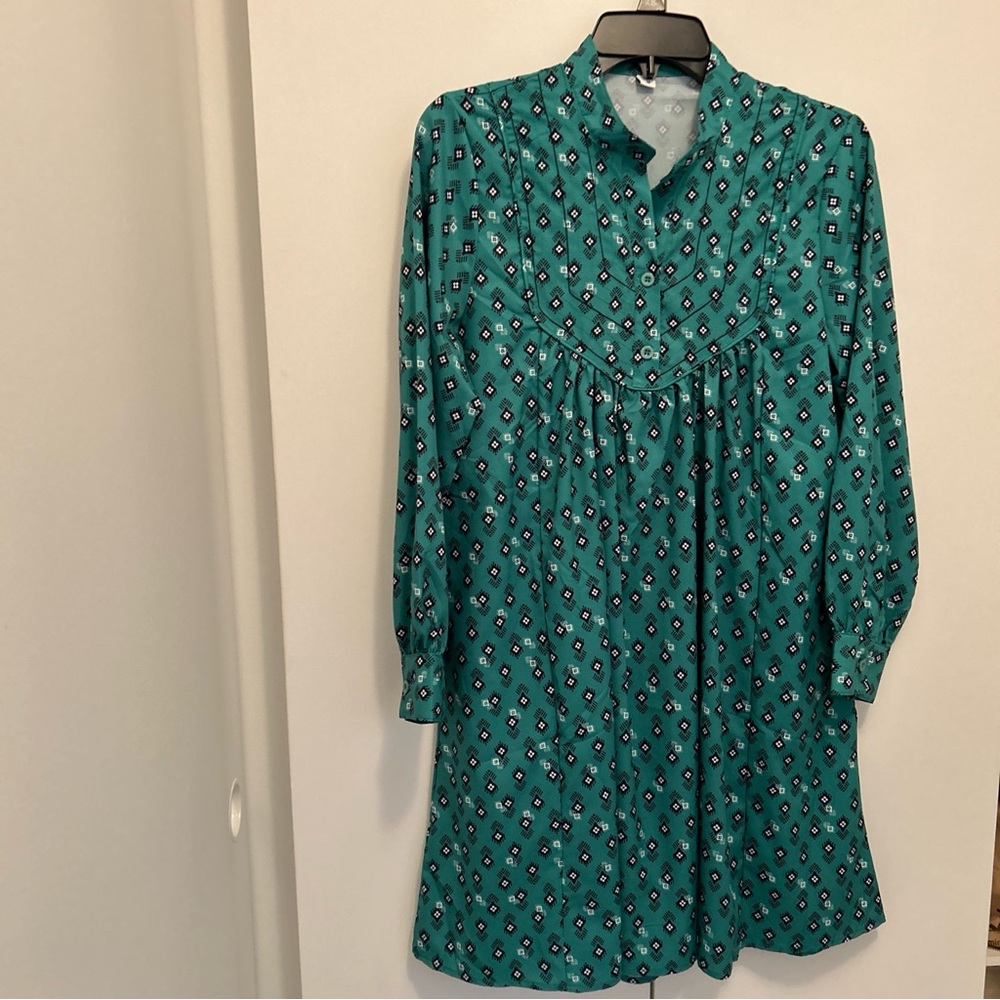Women’s Emerald Green Print Dress w Mandarin Collar, Pleats & Piping Trim